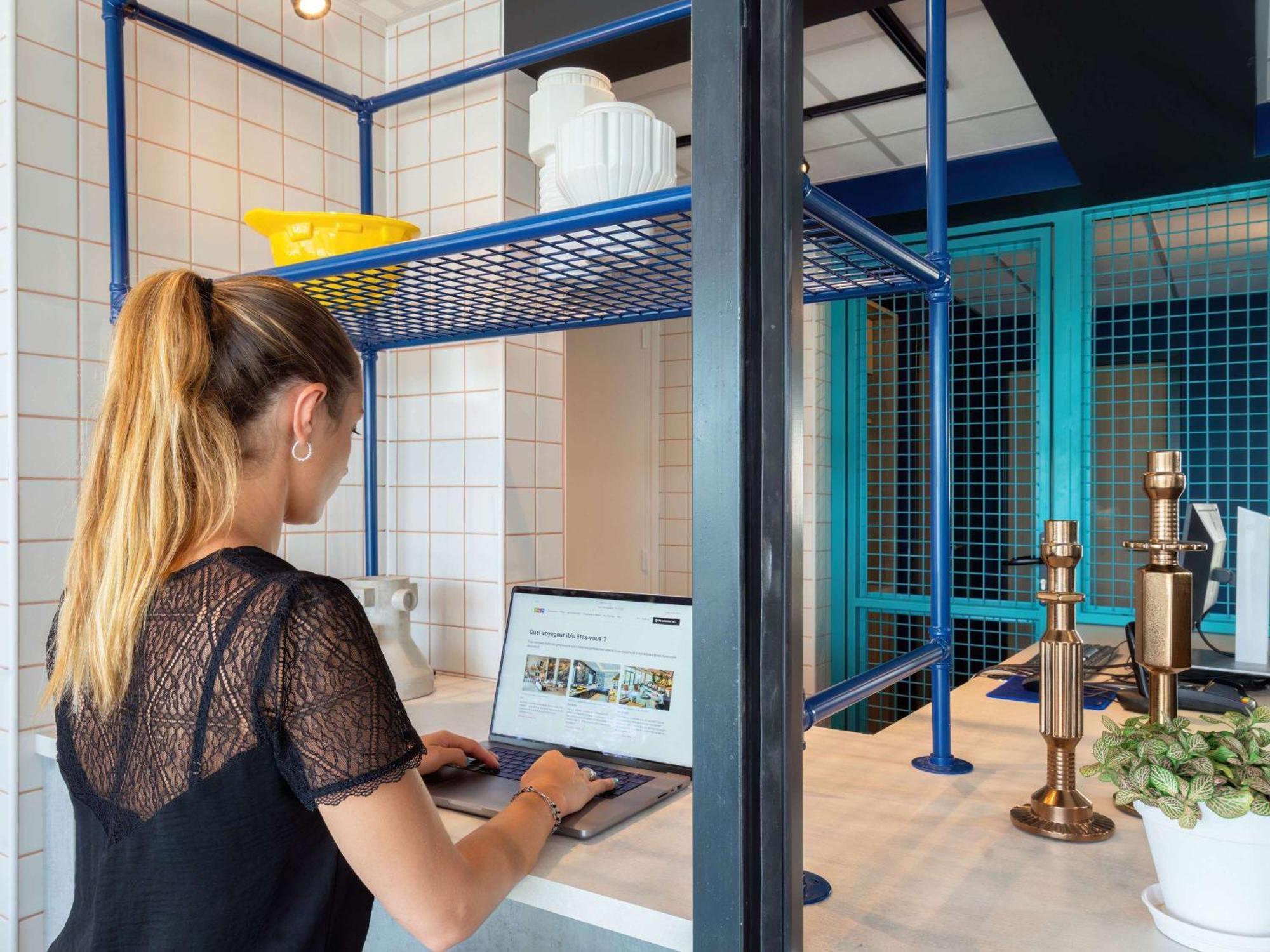 Ibis Budget Pertuis Portes Du Luberon Exteriör bild