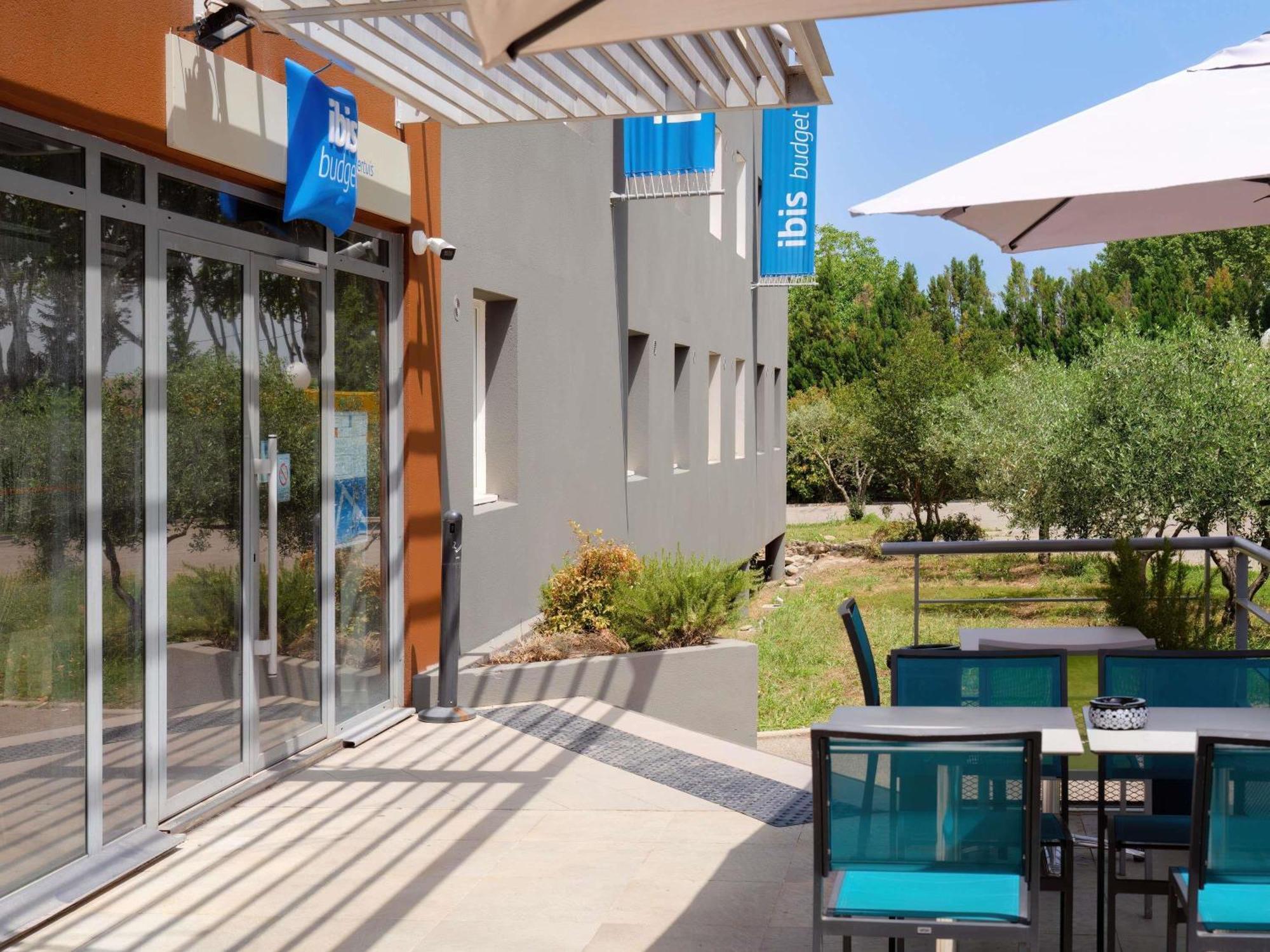 Ibis Budget Pertuis Portes Du Luberon Exteriör bild